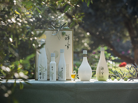 祥宇特級(jí)初榨橄欖油，純手工采摘、精選優(yōu)質(zhì)油橄欖鮮果，用意大利貝亞雷斯全自動(dòng)設(shè)備物理冷榨工藝，在鮮果采摘后8小時(shí)內(nèi)限時(shí)鮮榨而成。